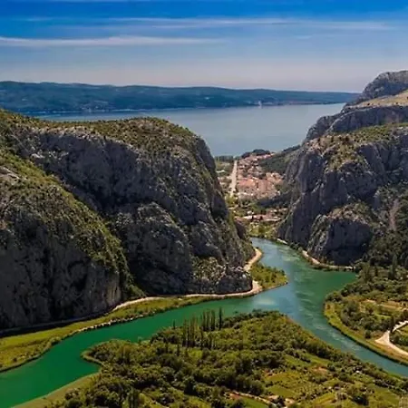 Judita Omiš Buitenkant foto