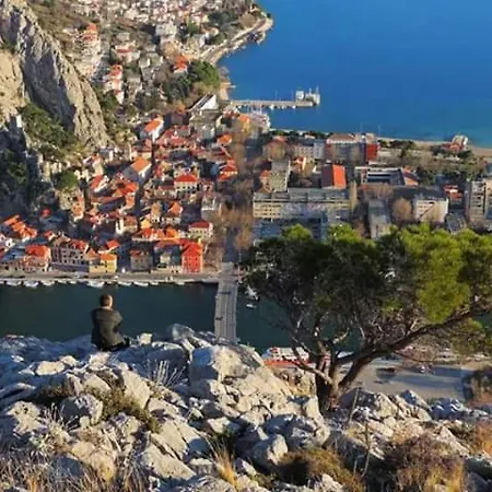 Judita Omiš Buitenkant foto
