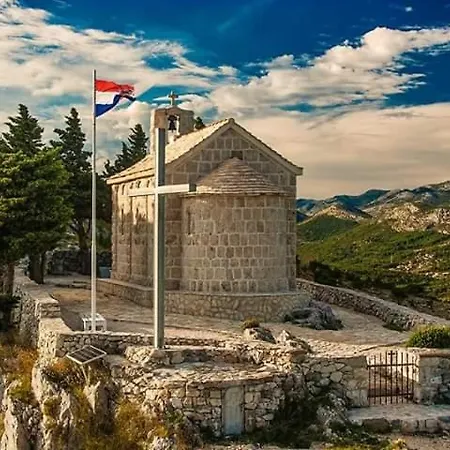 Judita Omiš Buitenkant foto